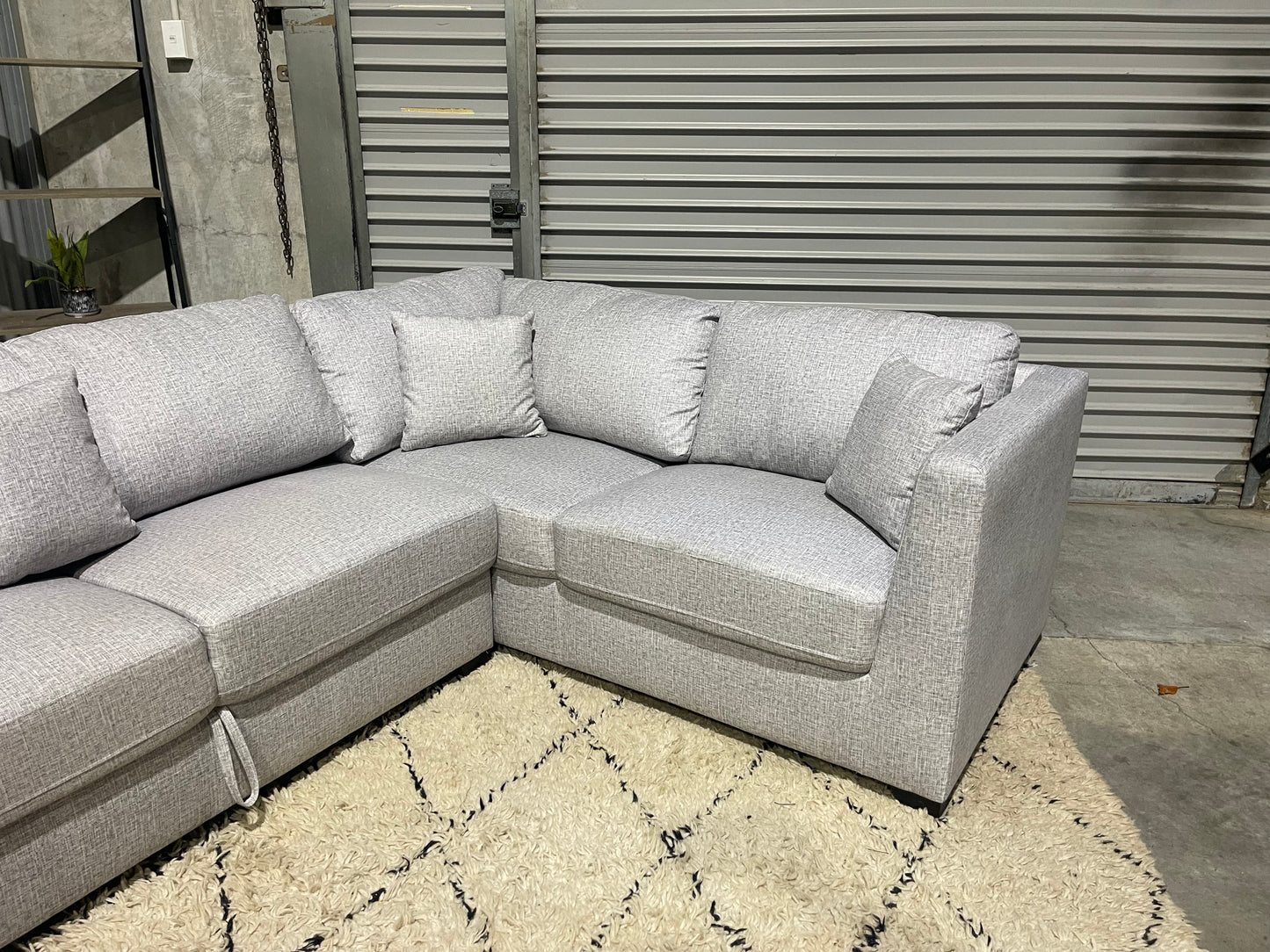 NEAR NEW 6 SEATER
CORNER LOUNGE SUITE WITH STORAGE