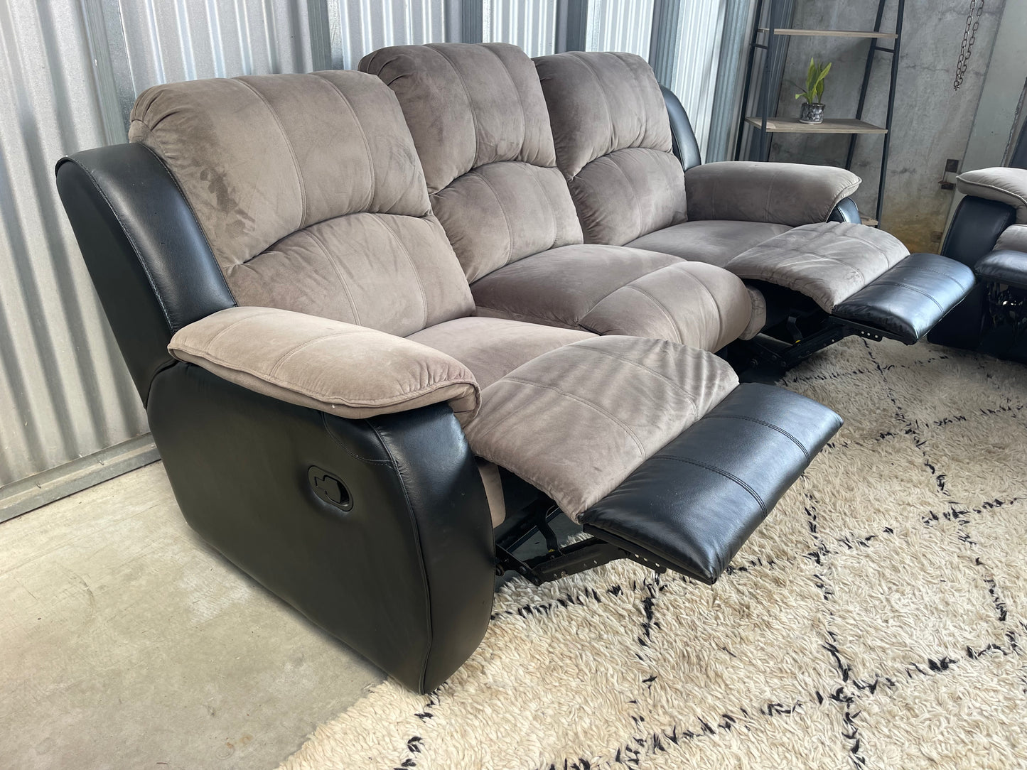 EXCELLENT CONDITION
2+3 SEATER RECLINER
LOUNGE SUITE