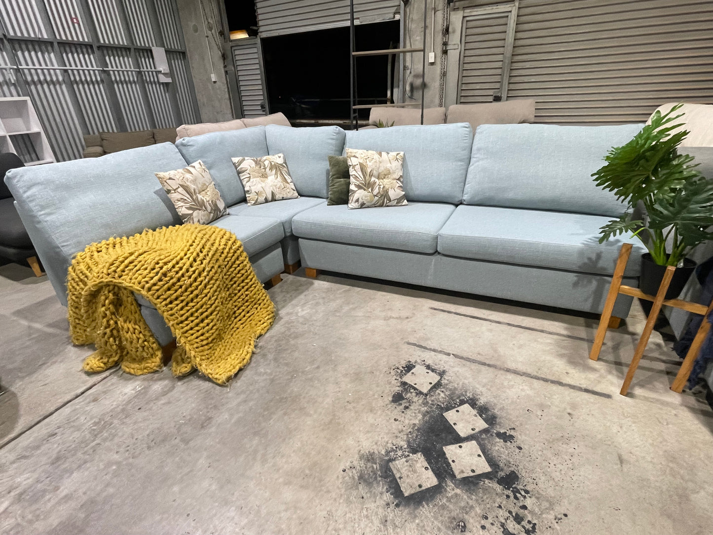 NZ MADE
WARWICK FABRIC
5 SEATER CORNER
LOUNGE SUITE