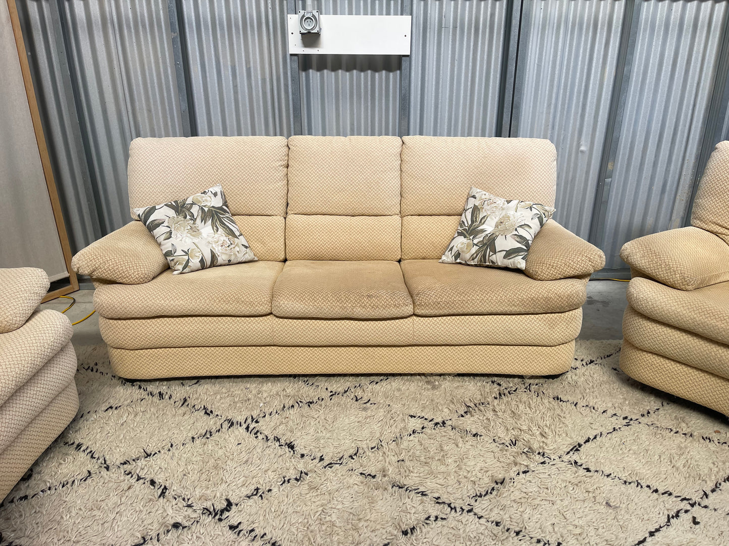 !!!FREE DELIVERY!!! π π¦ Excellent Condition - NATUZZI BRANDED - Patterned Cream Butter Cream Colour - 3 + 2 + Swivel armchair Lounge Suite