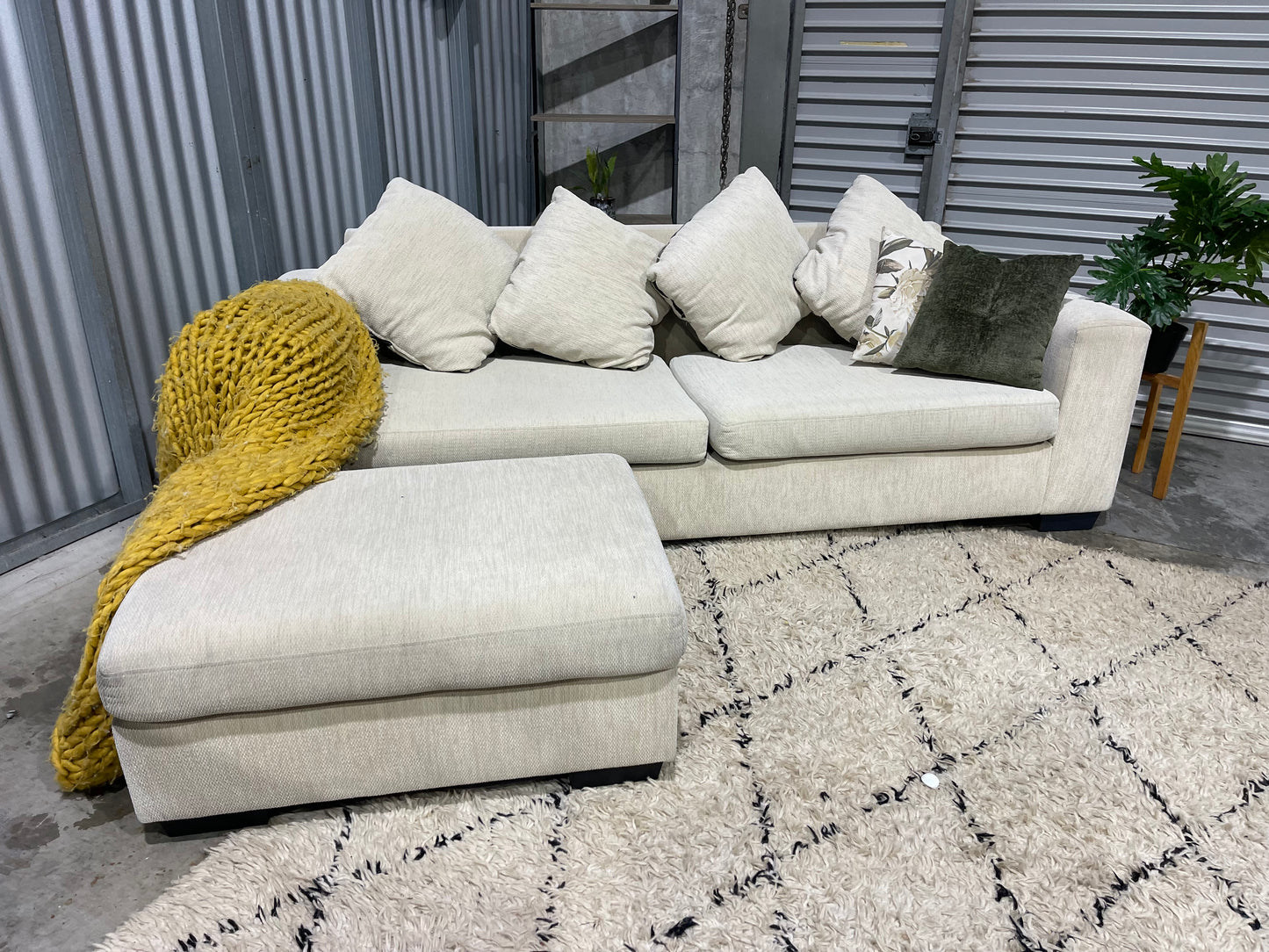 NZ MADE WARWICK
3 SEATER + OTTOMAN
LOUNGE SUITE