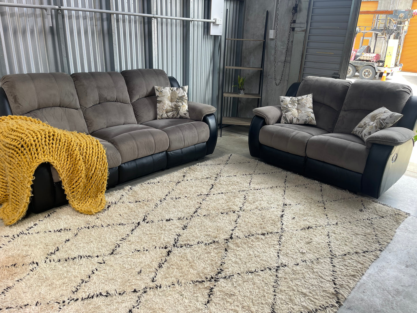 EXCELLENT CONDITION
2+3 SEATER RECLINER
LOUNGE SUITE