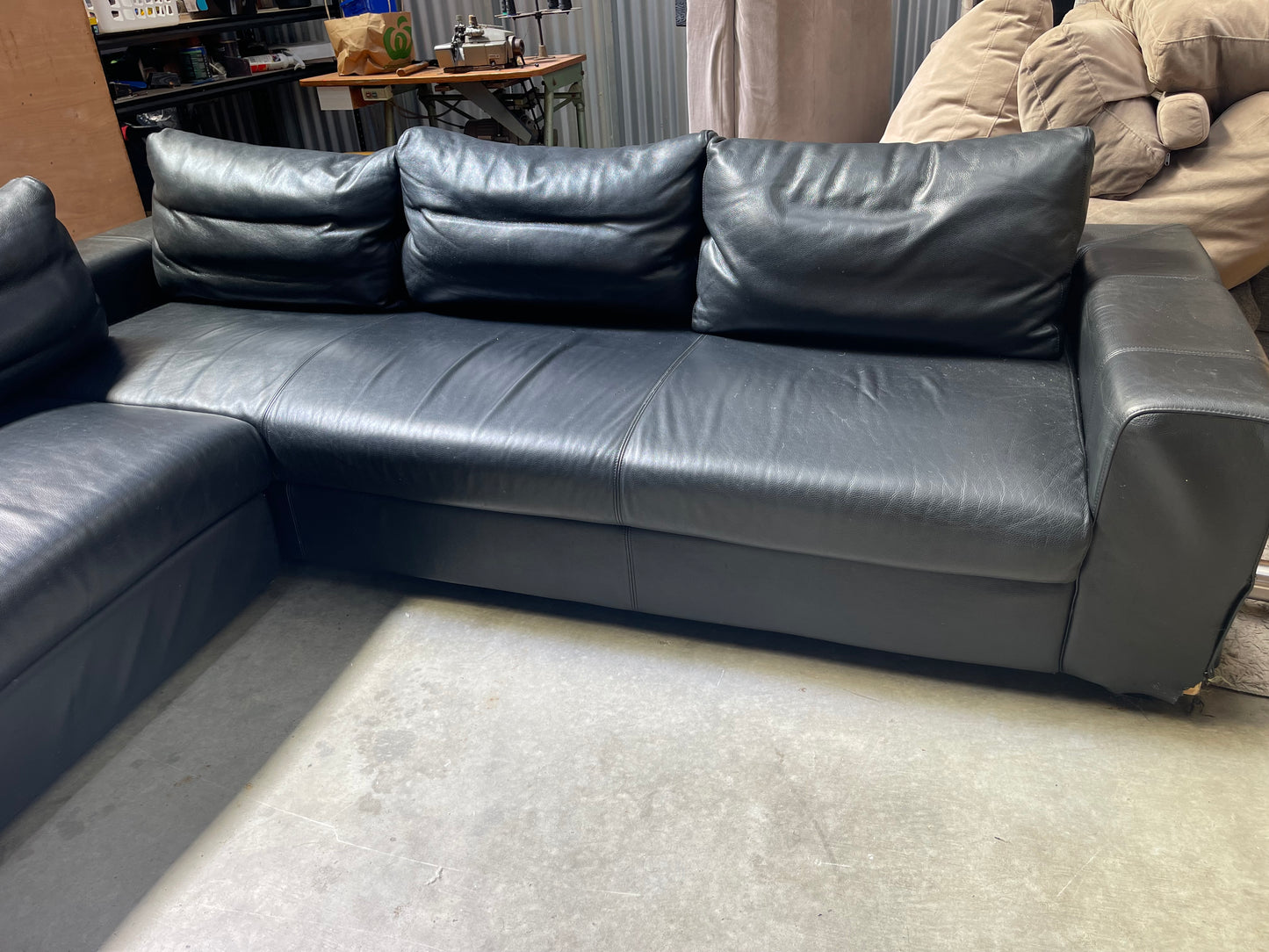 KING LIVING LEATHER CORNER LOUNGE SUITE