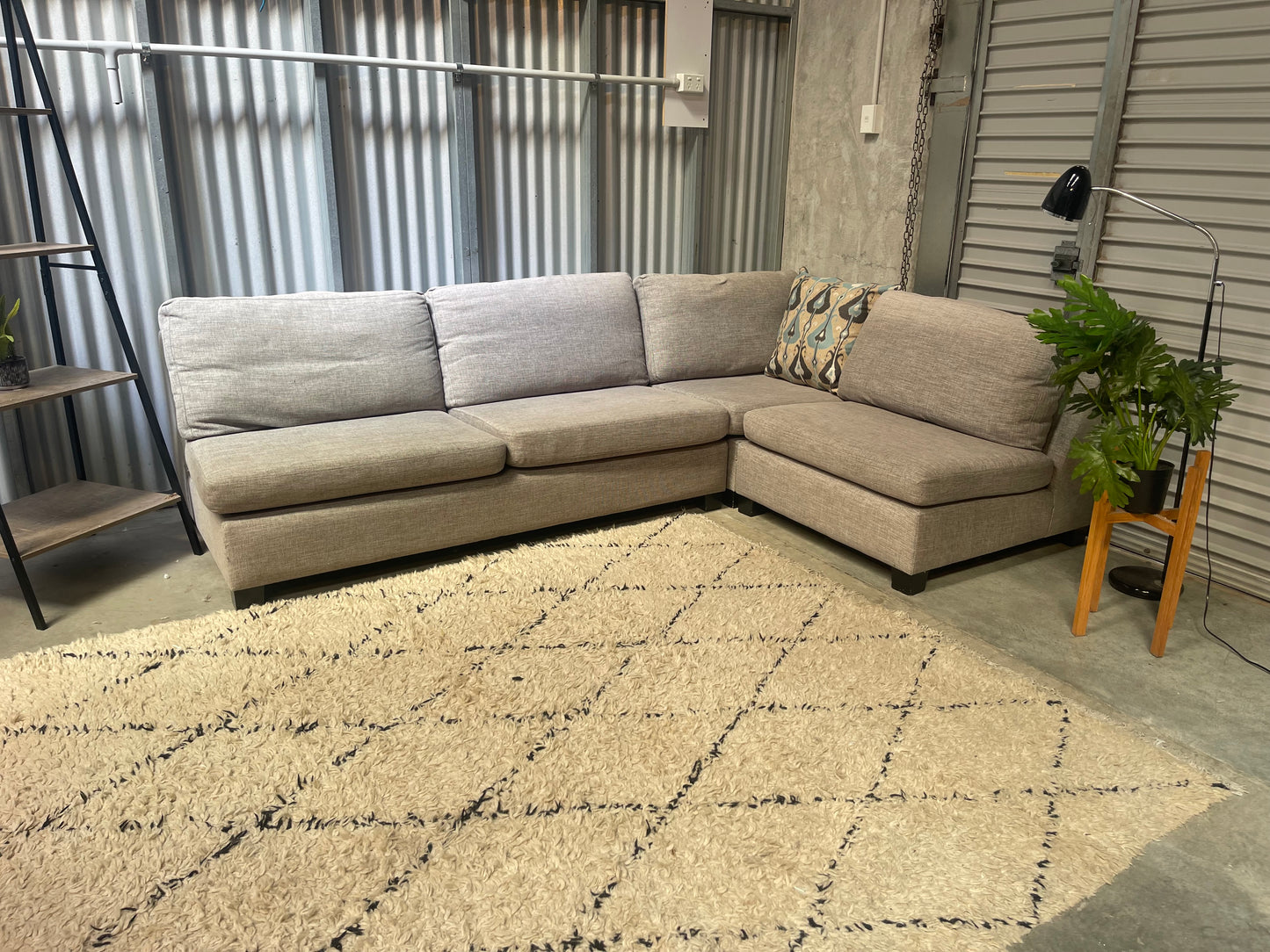 GOOD CONDITION
NZ MADE MODULAR 4.5 SEATER CORNER
