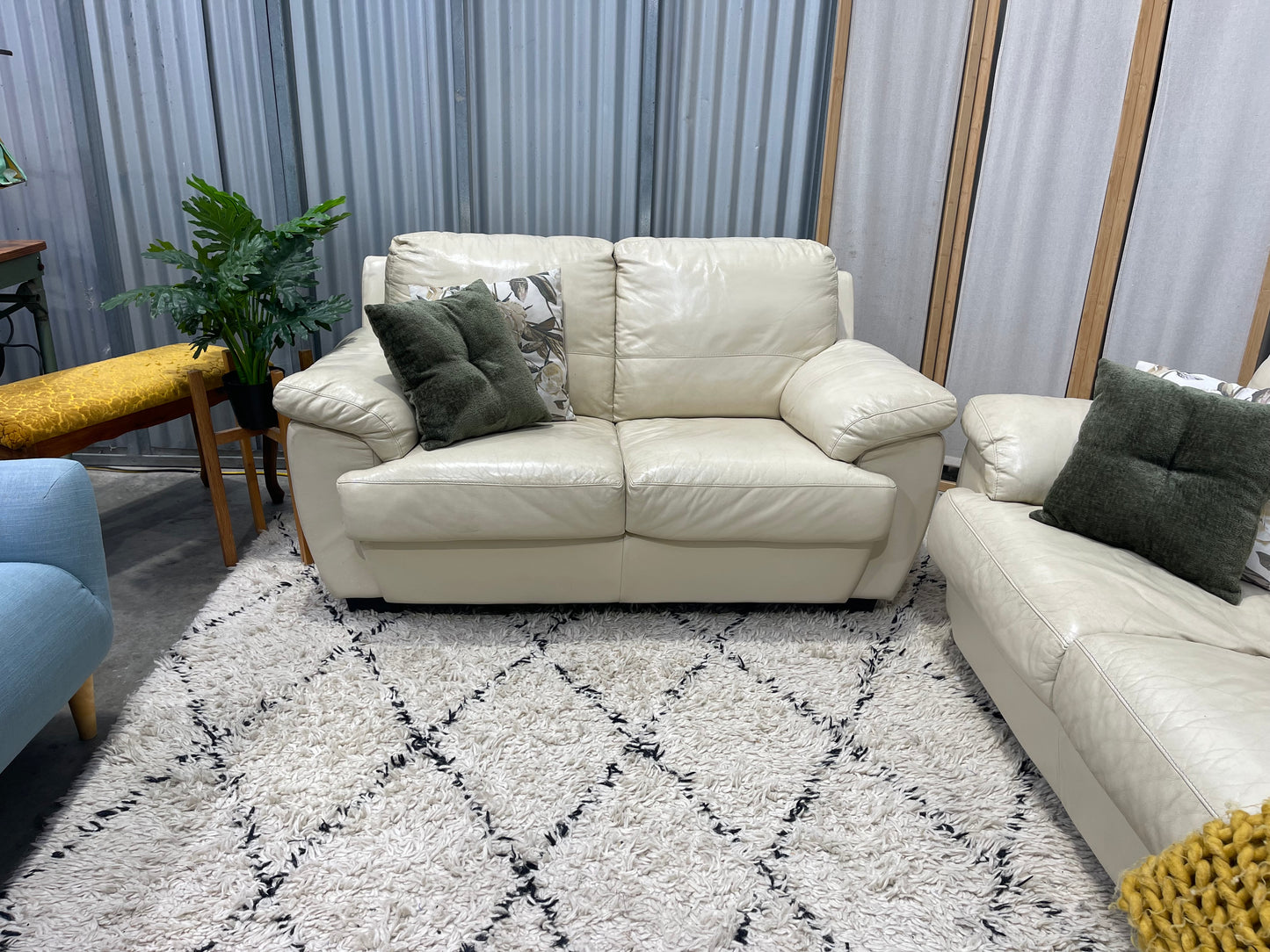 !!!FREE DELIVERY!!! π π¦ Excelent Condition - LEATHER WORLD BRANDED - Natural Cream Colour - 3 + 2 Leather Lounge Suite