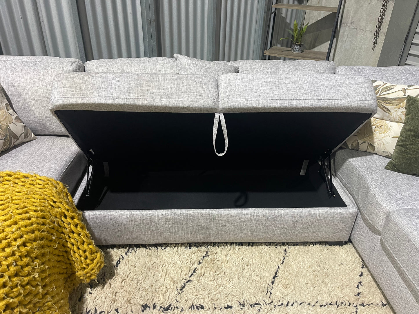 NEAR NEW 6 SEATER
CORNER LOUNGE SUITE WITH STORAGE