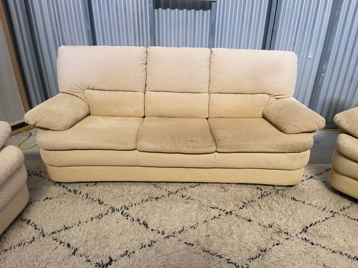 !!!FREE DELIVERY!!! π π¦ Excellent Condition - NATUZZI BRANDED - Patterned Cream Butter Cream Colour - 3 + 2 + Swivel armchair Lounge Suite