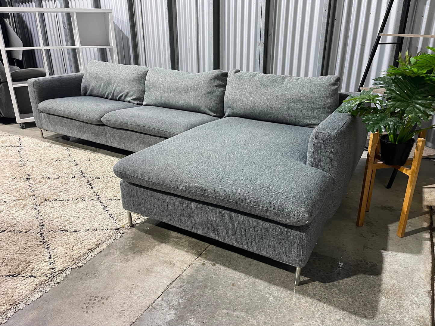 GOOD CONDITION
JOHN YOUNG 3.5 SEATER L SHAPE