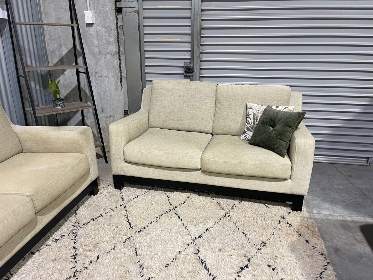 GREAT CONDITION
NZ MADE
2+3 SEATER LOUNGE SUITE