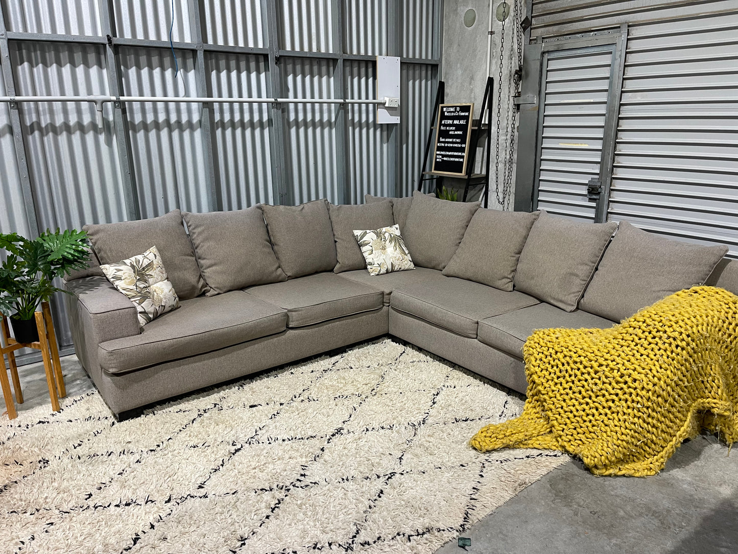 GOOD CONDITION NZ MADE 5 SEATER CORNER LOUNGE SUITE