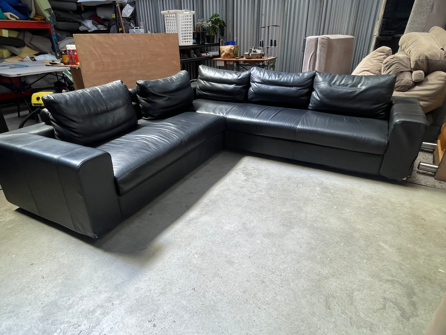 KING LIVING LEATHER CORNER LOUNGE SUITE