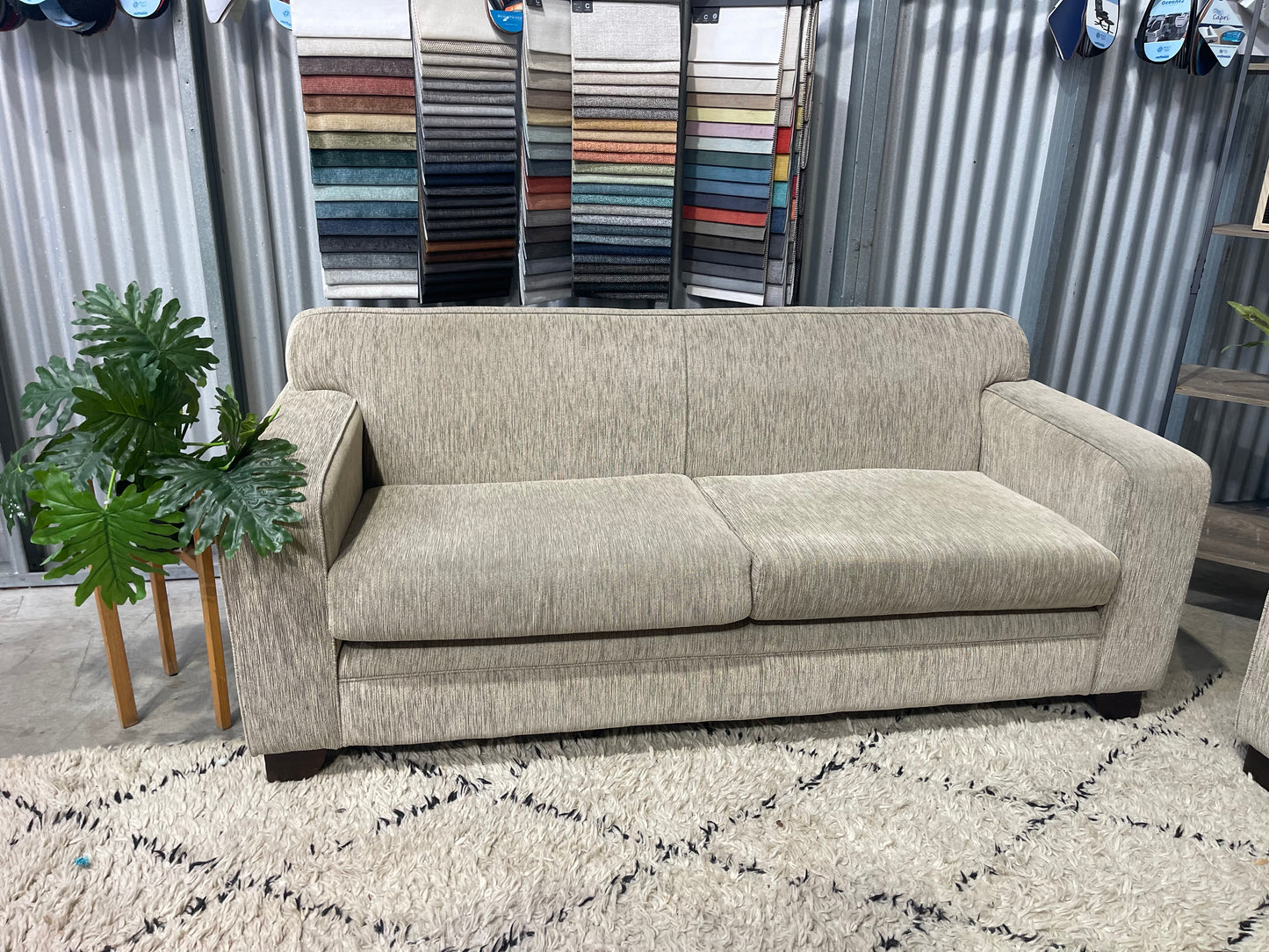 NZ MADE
MOBILIER 2+3 LOUNGE SUITE