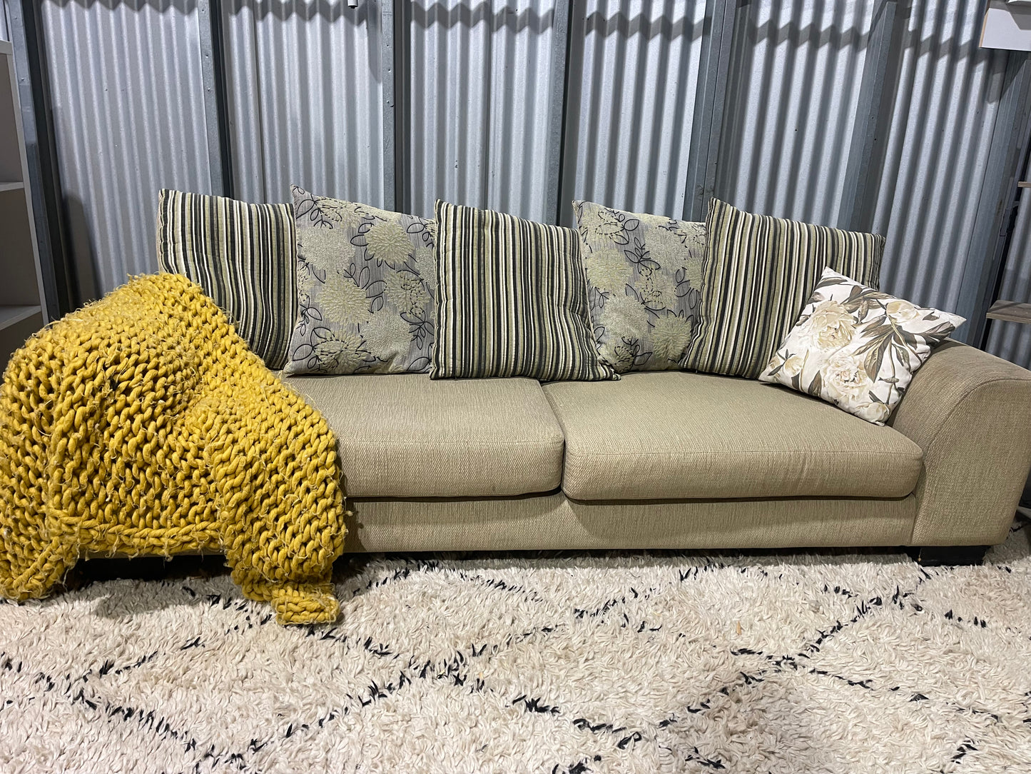 GREAT CONDITION
NZ MADE 3.5 + 3 SEATER LOUNGE SUITE