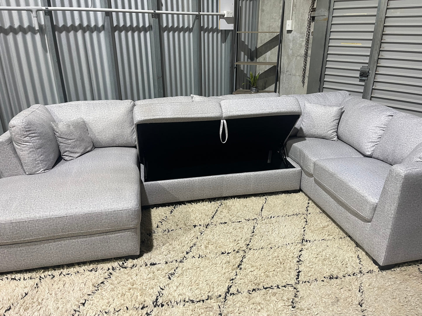 NEAR NEW 6 SEATER
CORNER LOUNGE SUITE WITH STORAGE