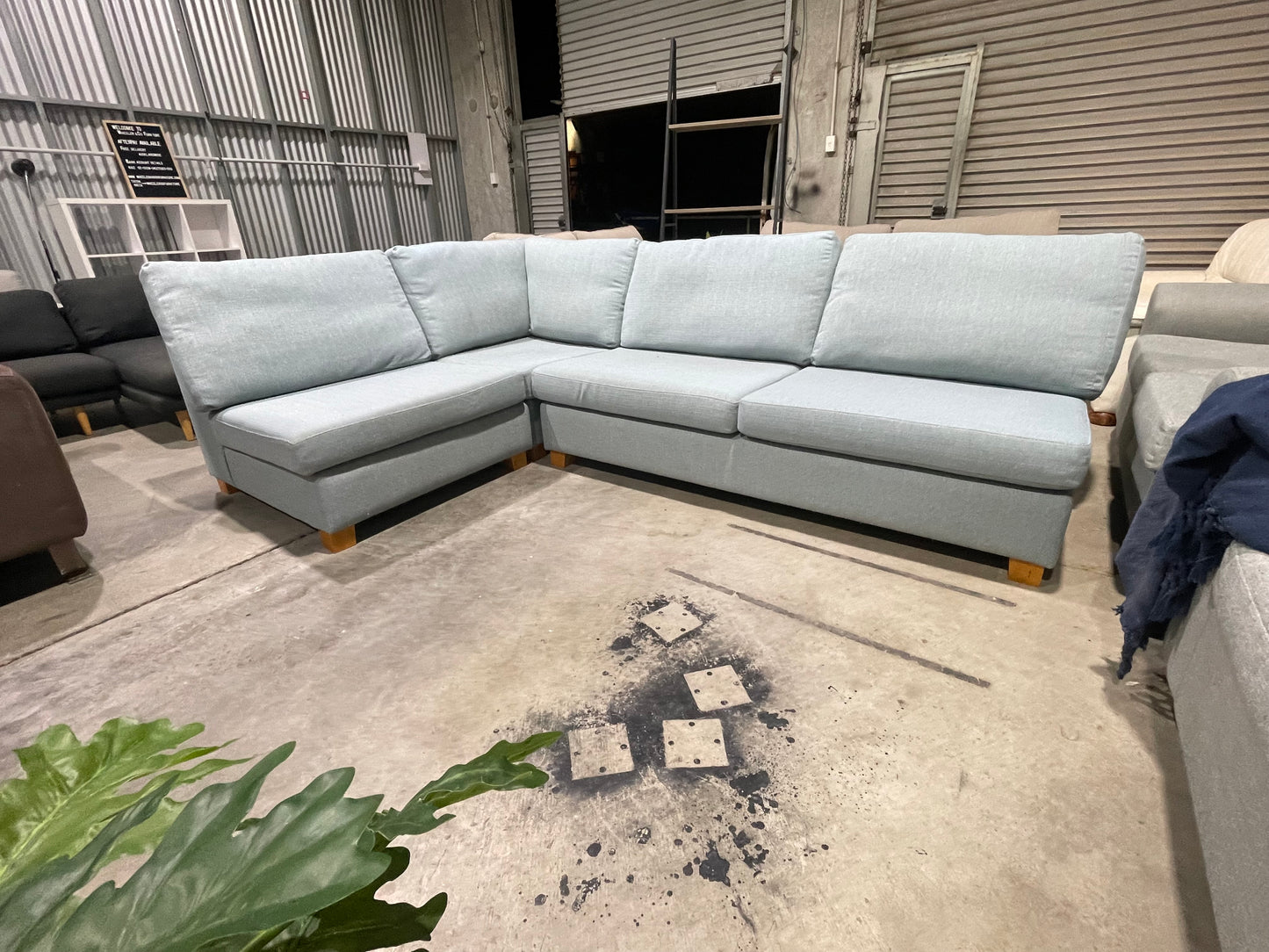 NZ MADE
WARWICK FABRIC
5 SEATER CORNER
LOUNGE SUITE