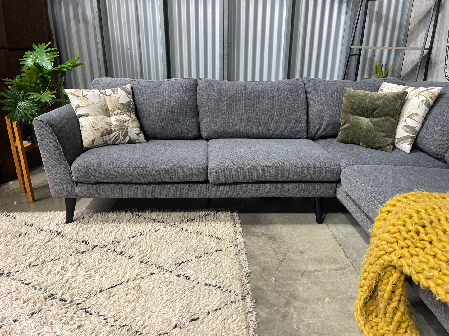 EXCELLENT CONDITION
FREEDOM 4.5 SEATER CORNER
LOUNGE SUITE