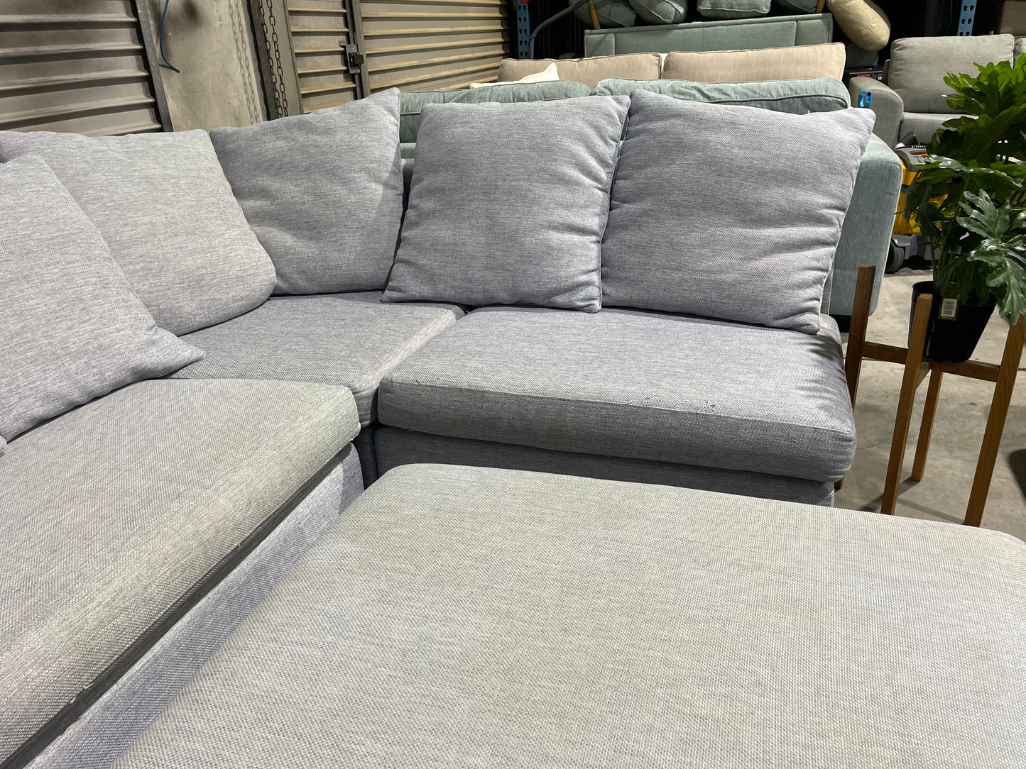 NZ MADE
5 SEATER CORNER WITH OTTOMAN
LOUNGE SUITE