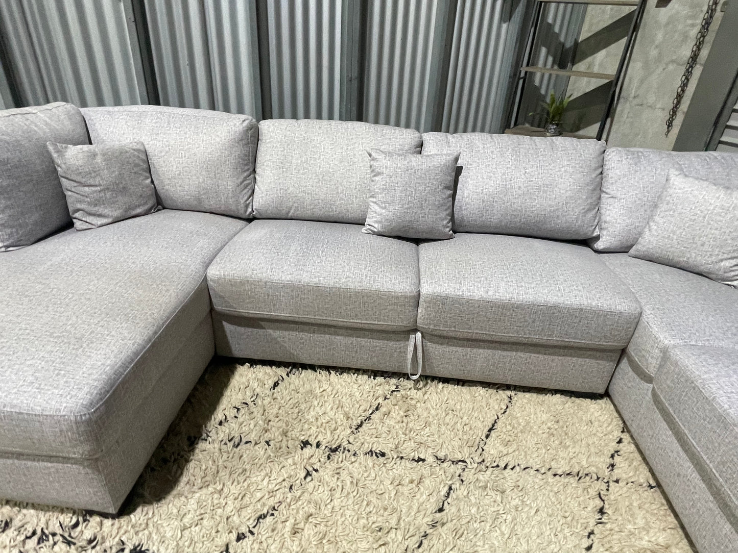 NEAR NEW 6 SEATER
CORNER LOUNGE SUITE WITH STORAGE