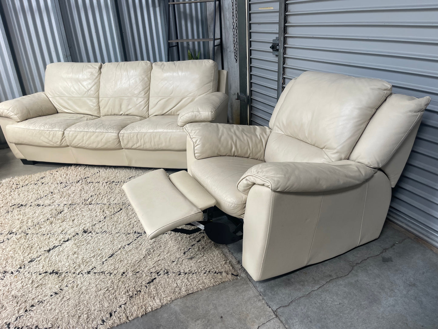 GOOD CONDITION LEATHER
3+1+1 LOUNGE SUITE