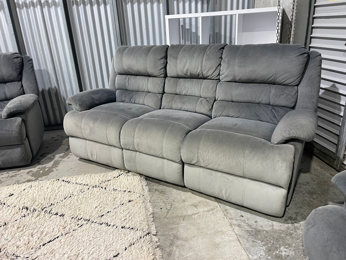 GOOD CONDITION
JOHN YOUNG
3 +1 +1 RECLINER LOUNGE SUITE