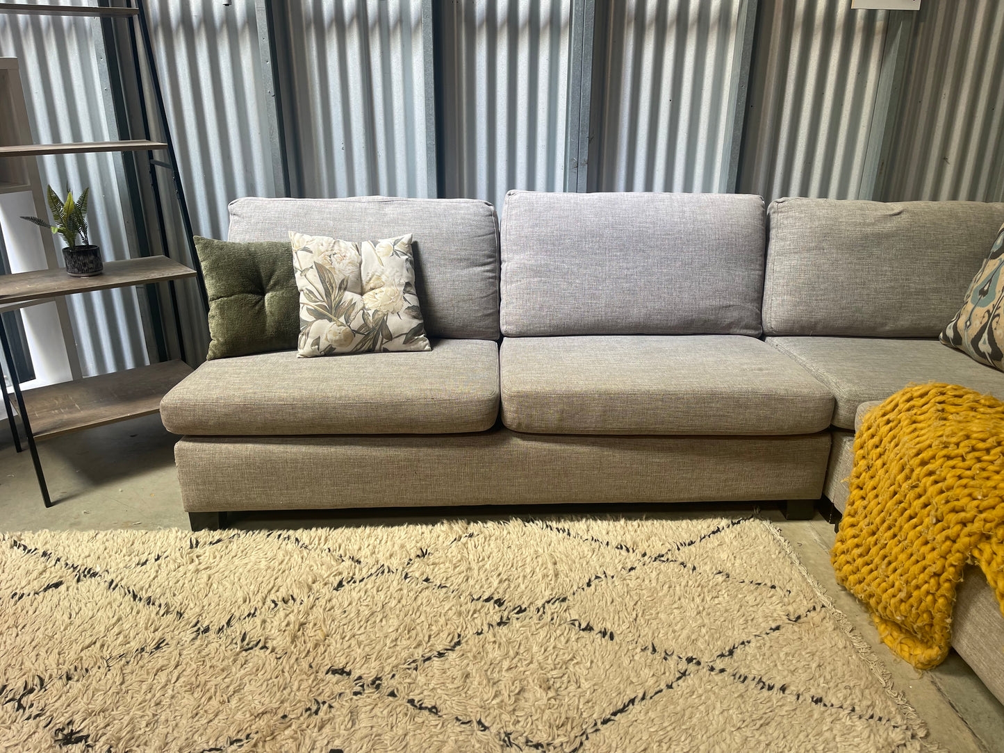 GOOD CONDITION
NZ MADE MODULAR 4.5 SEATER CORNER