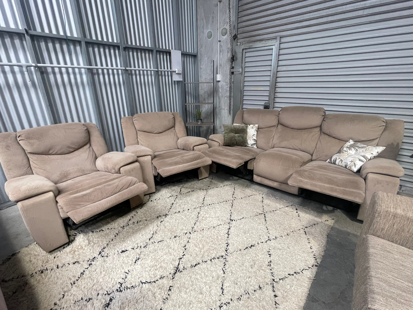 JOHN YOUNG 3+1+1 RECLINER SUITE
