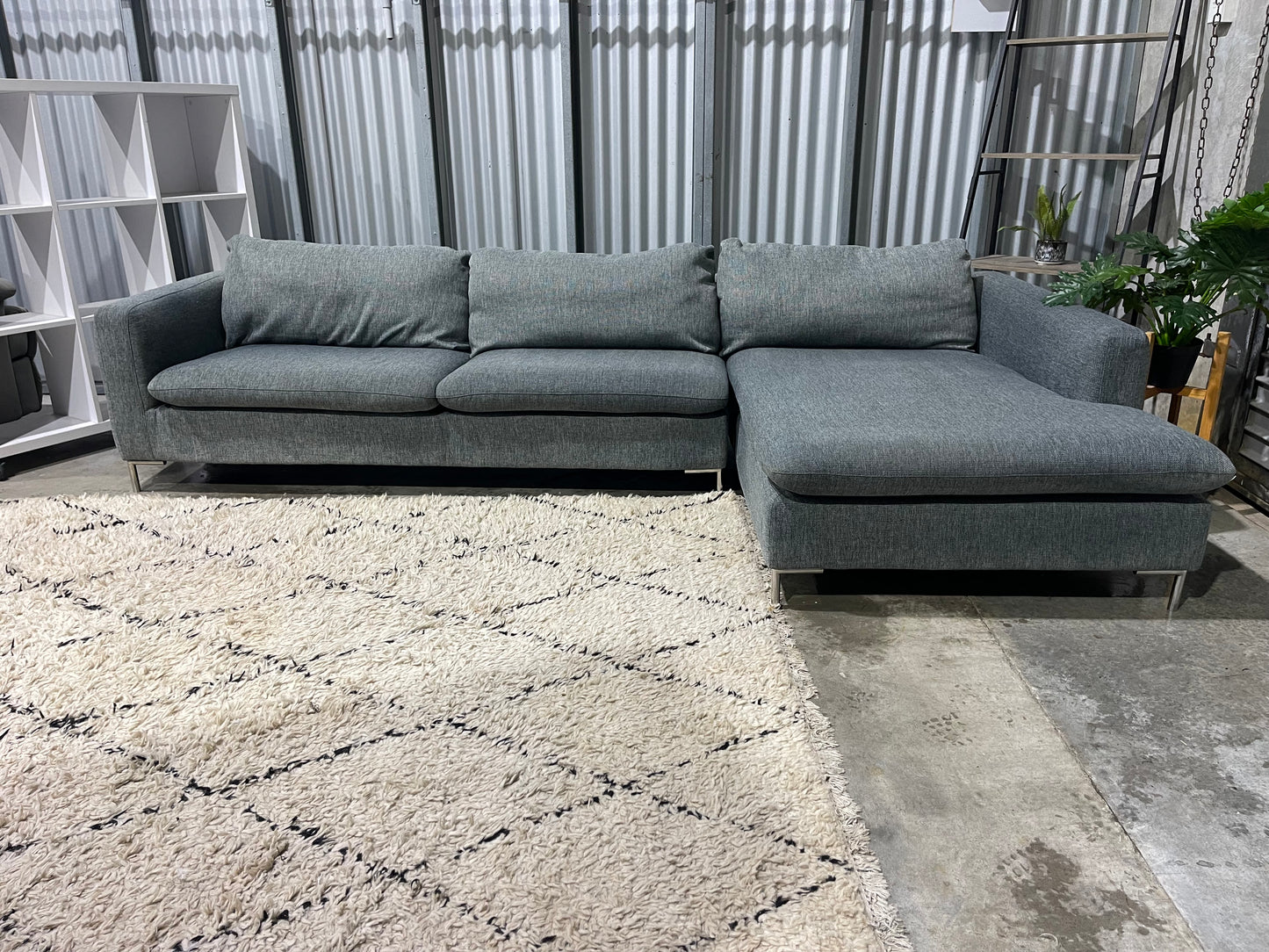GOOD CONDITION
JOHN YOUNG 3.5 SEATER L SHAPE