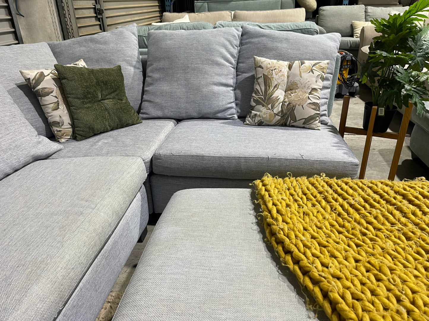 NZ MADE
5 SEATER CORNER WITH OTTOMAN
LOUNGE SUITE