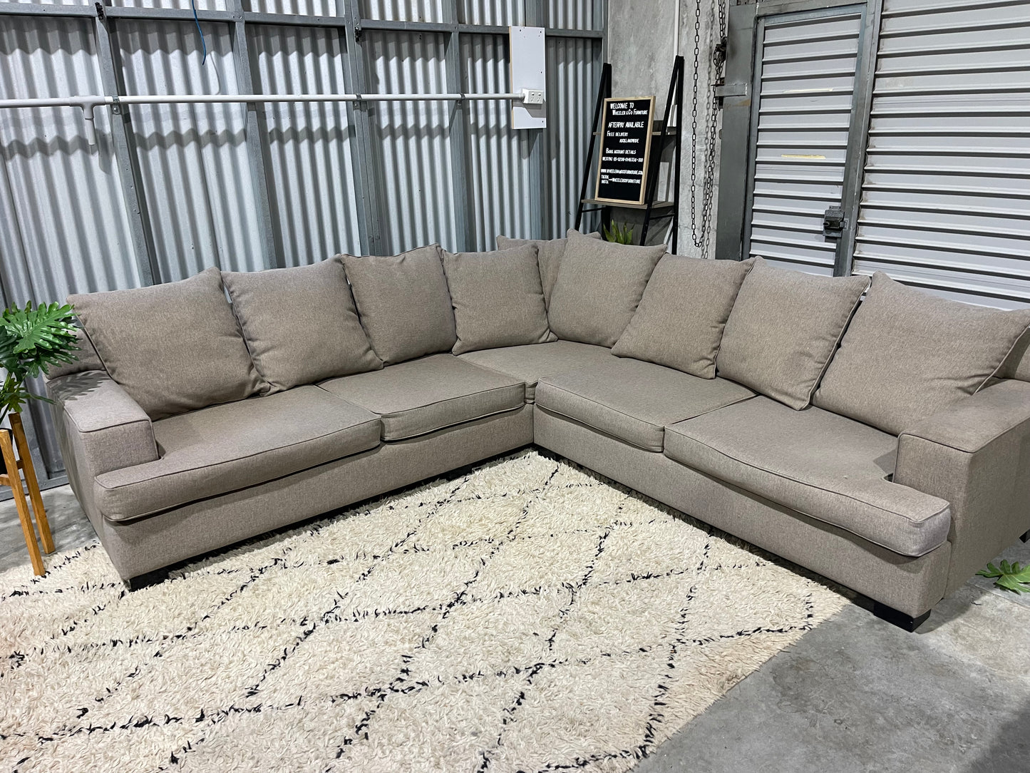 GOOD CONDITION NZ MADE 5 SEATER CORNER LOUNGE SUITE
