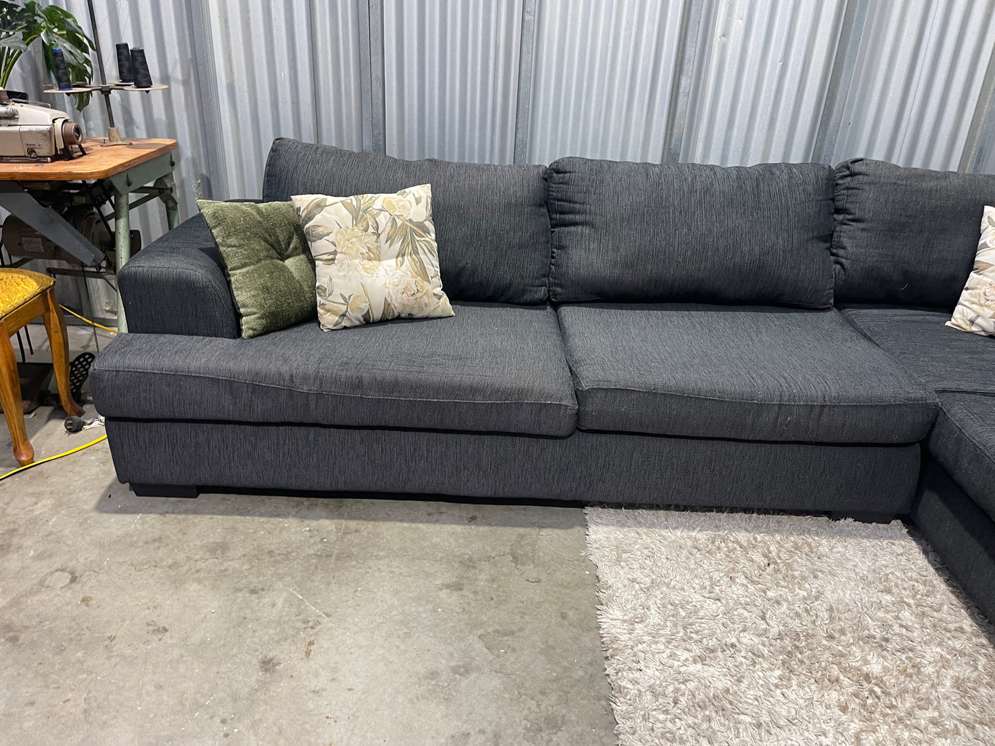 GREAT CONDITION
5 SEATER
CORNER LOUNGE SUITE