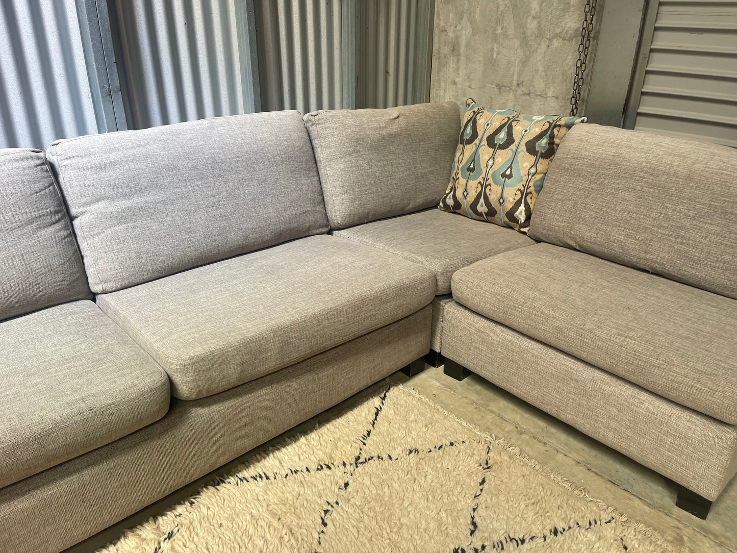 GOOD CONDITION
NZ MADE MODULAR 4.5 SEATER CORNER