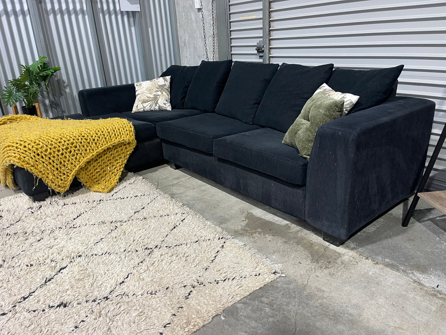 EXCELLENT CONDITION NZ MADE
4 SEATER L SHAPE WITH CHAISE