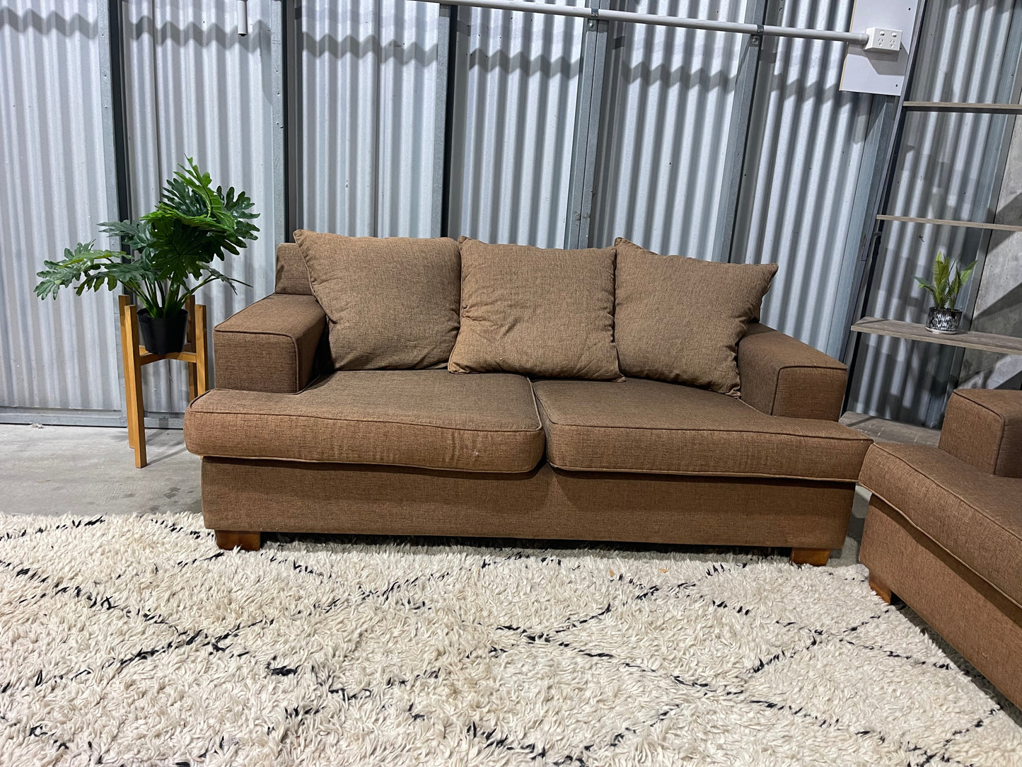GREAT CONDITION
NZ MADE 2.5+2.5 SEATER LOUNGE SUITE