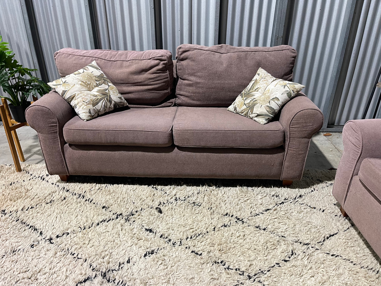 GOOD CONDITION
NZ MADE 2+3 SEATER SUITE