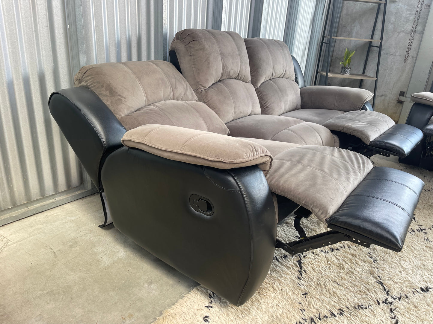 EXCELLENT CONDITION
2+3 SEATER RECLINER
LOUNGE SUITE