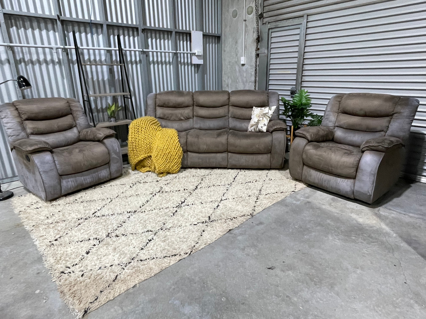 GREAT CONDITION
JOHN YOUNG
3 Seater + 1 + 1
Recliner Lounge Suite