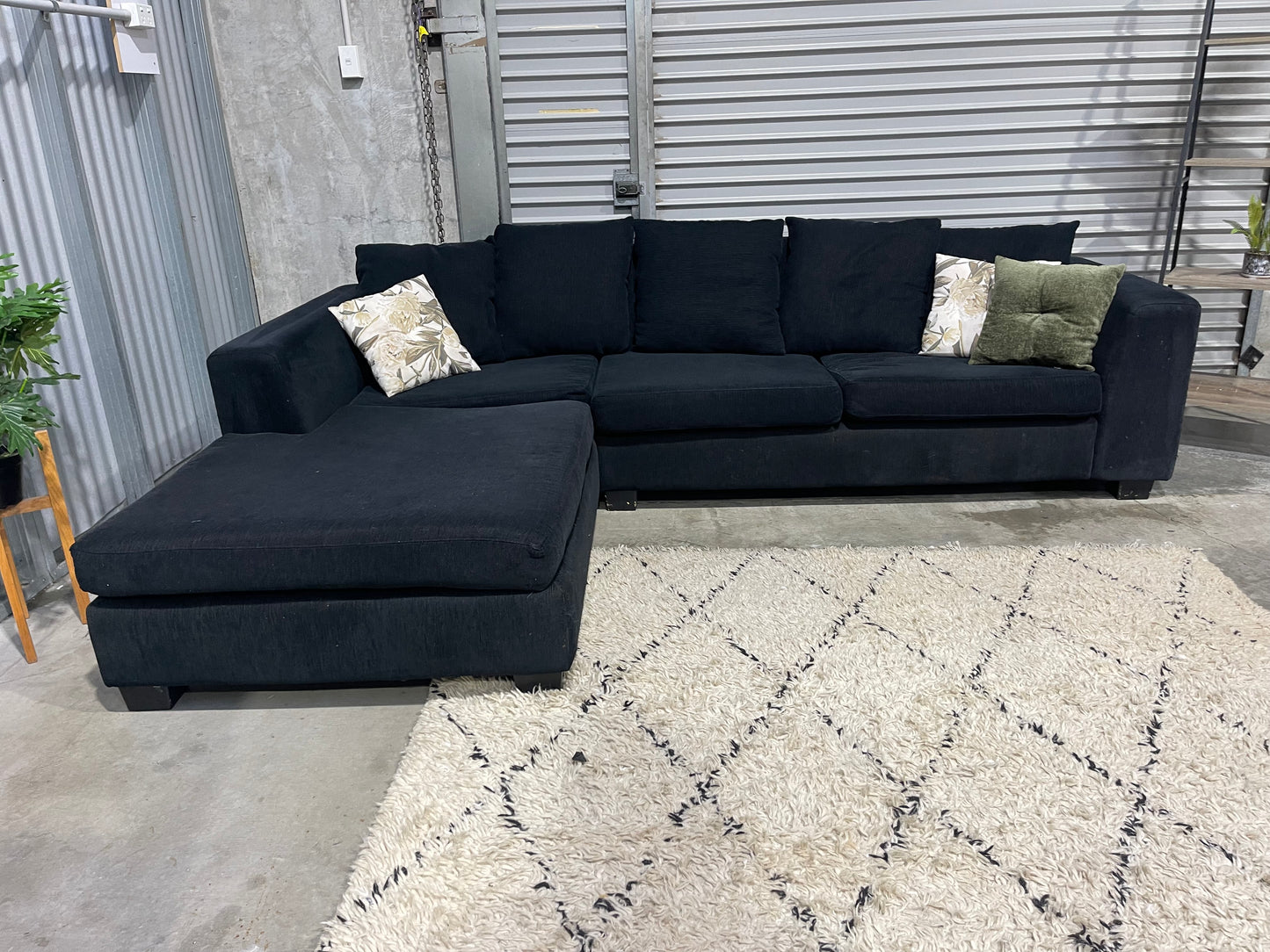 EXCELLENT CONDITION NZ MADE
4 SEATER L SHAPE WITH CHAISE