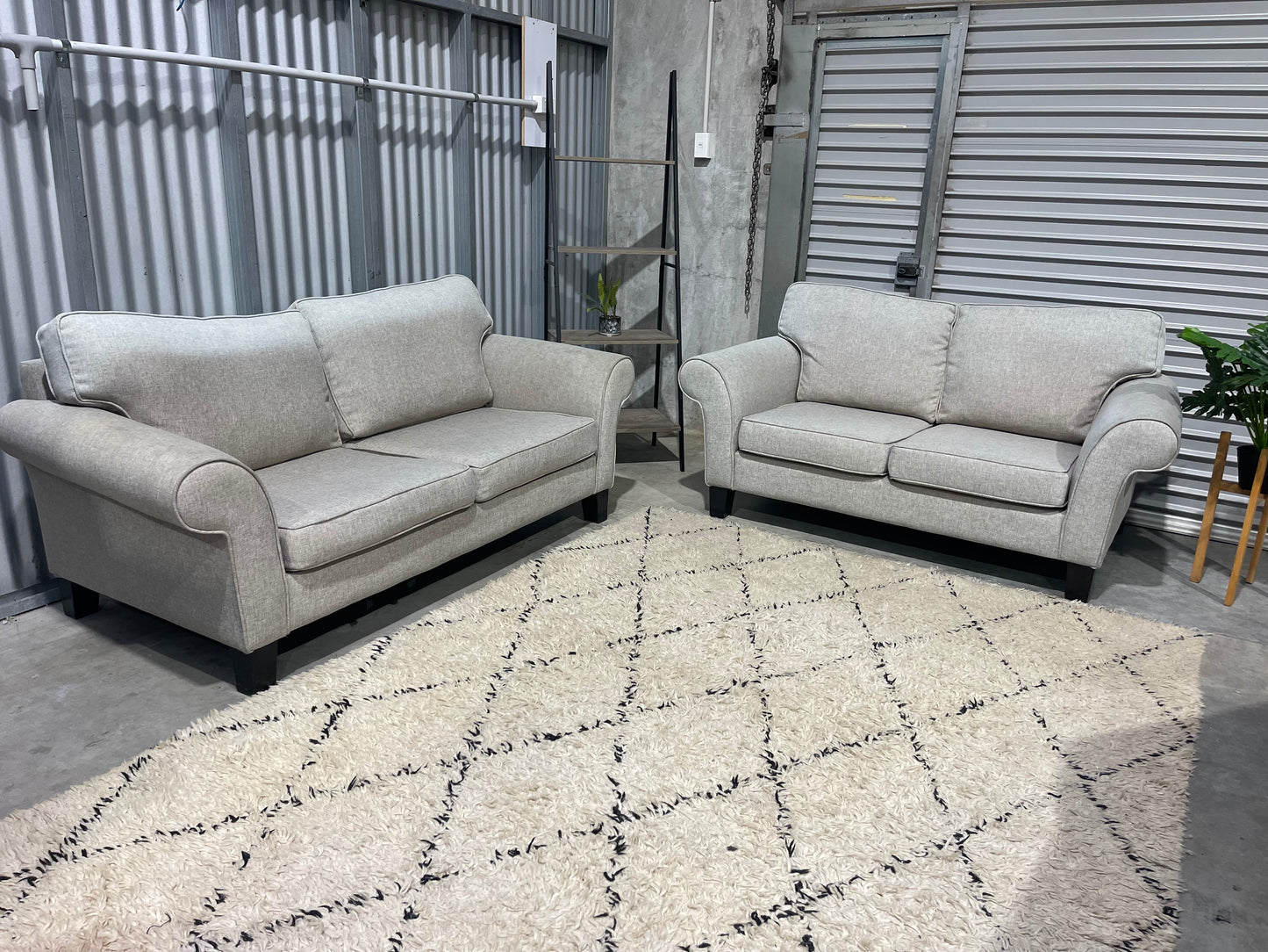 GOOD CONDITION
2+3 SEATER LOUNGE SUITE