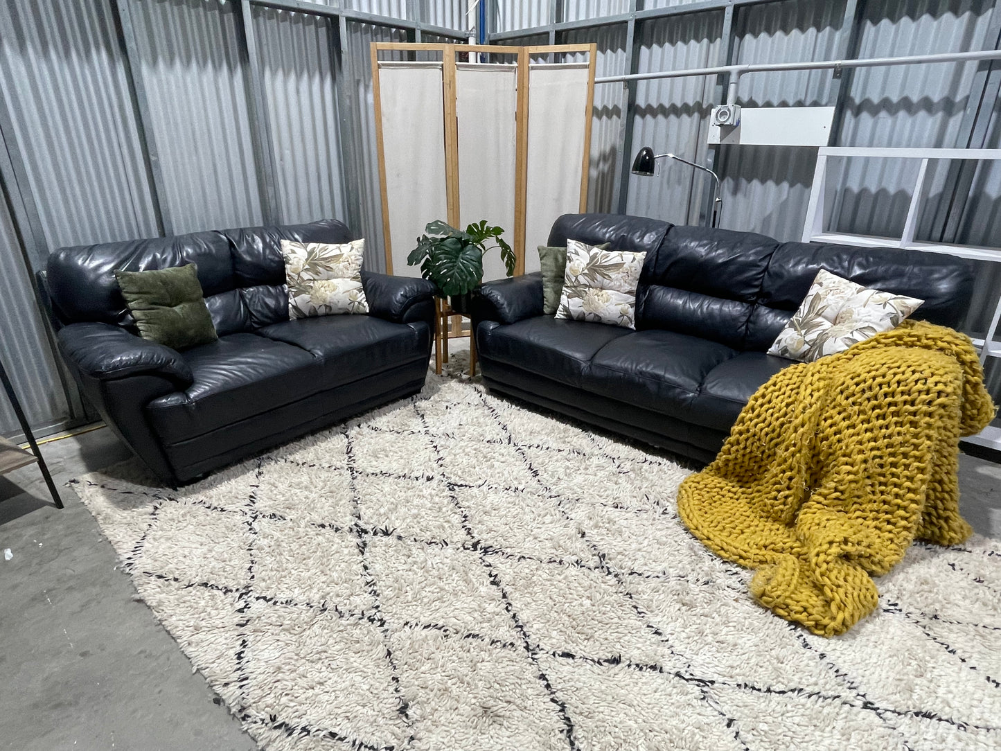 !!!FREE DELIVERY!!! ๐
Excellent Condition- Genuine Leather
- 3 + 2 Seater Lounge Suite