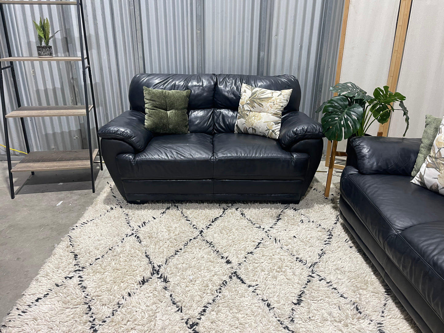 !!!FREE DELIVERY!!! ๐
Excellent Condition- Genuine Leather
- 3 + 2 Seater Lounge Suite