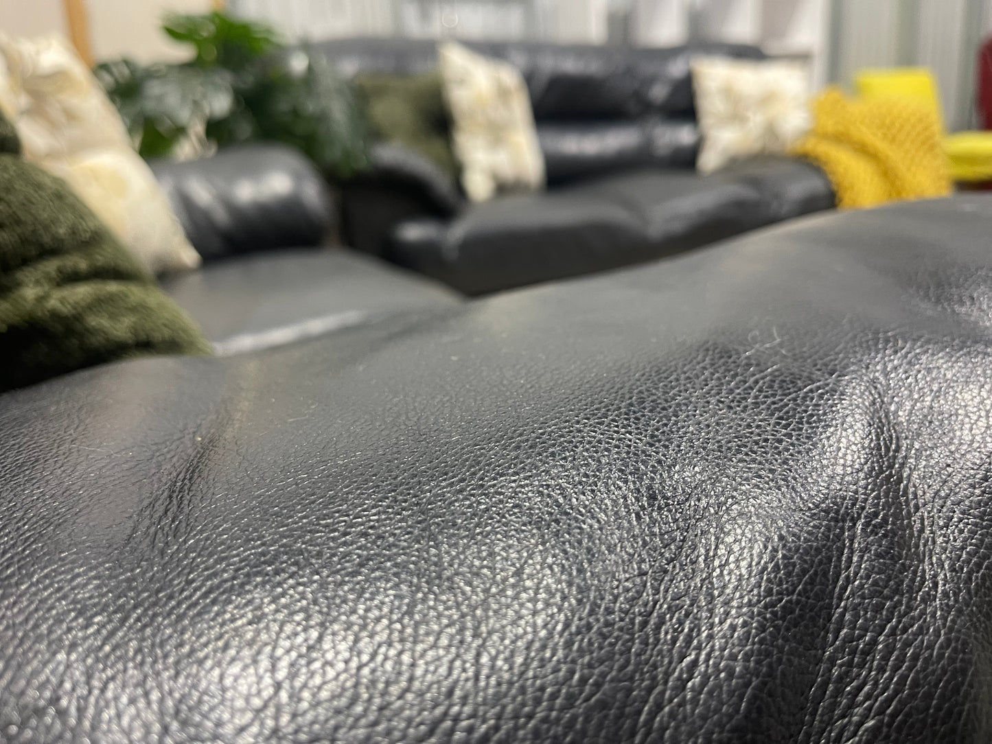 !!!FREE DELIVERY!!! ๐
Excellent Condition- Genuine Leather
- 3 + 2 Seater Lounge Suite