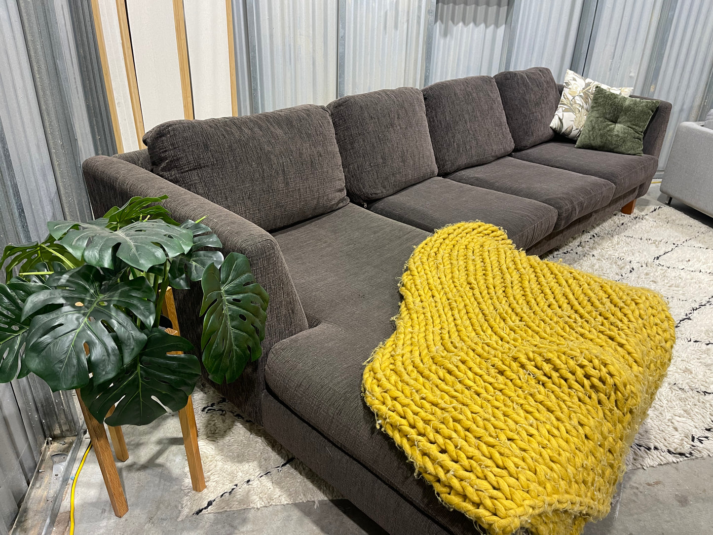 !!!FREE DELIVERY!!! 🚚 📦 Good Condition
O’BRIAN BRANDED - NZ Made - Chocolate Colour - 4 Seater with chaise Sofa
