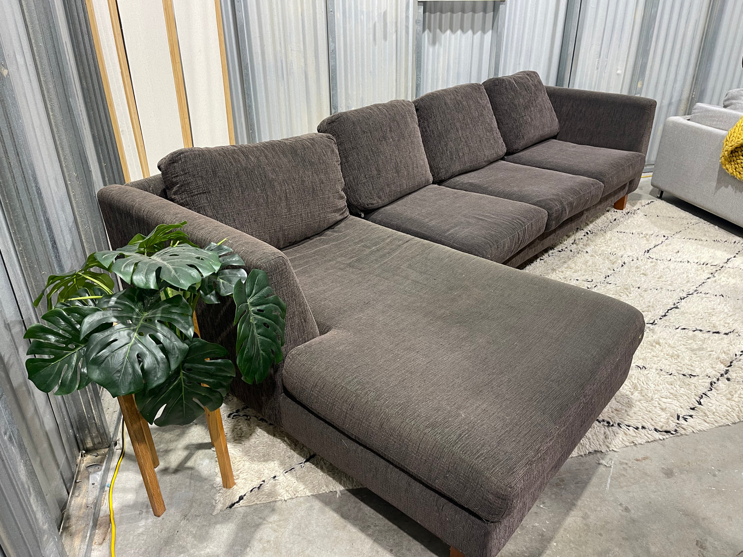 !!!FREE DELIVERY!!! 🚚 📦 Good Condition
O’BRIAN BRANDED - NZ Made - Chocolate Colour - 4 Seater with chaise Sofa