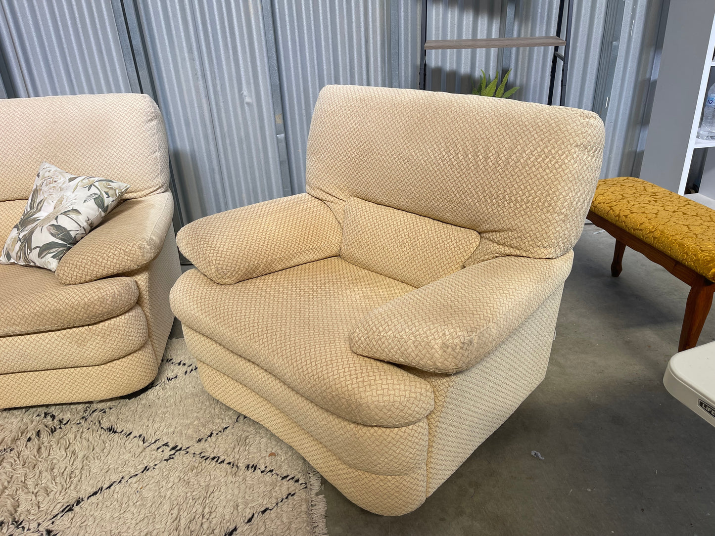 !!!FREE DELIVERY!!! 🚚 📦 Excellent Condition - NATUZZI BRANDED - Patterned Cream Butter Cream Colour - 3 + 2 + Swivel armchair Lounge Suite