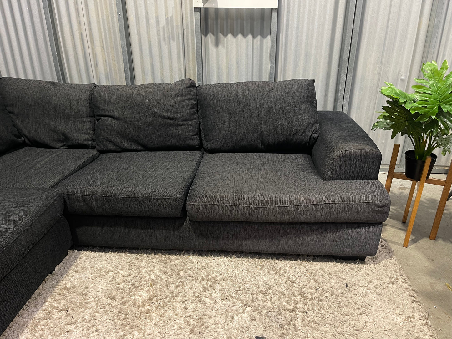 GREAT CONDITION 
5 SEATER 
CORNER LOUNGE SUITE