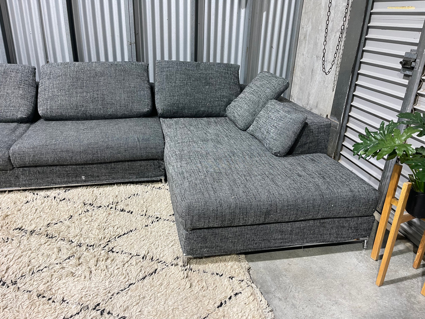 GREAT CONDITION 
4.5 SEATER L SHAPE WITH CHAISE