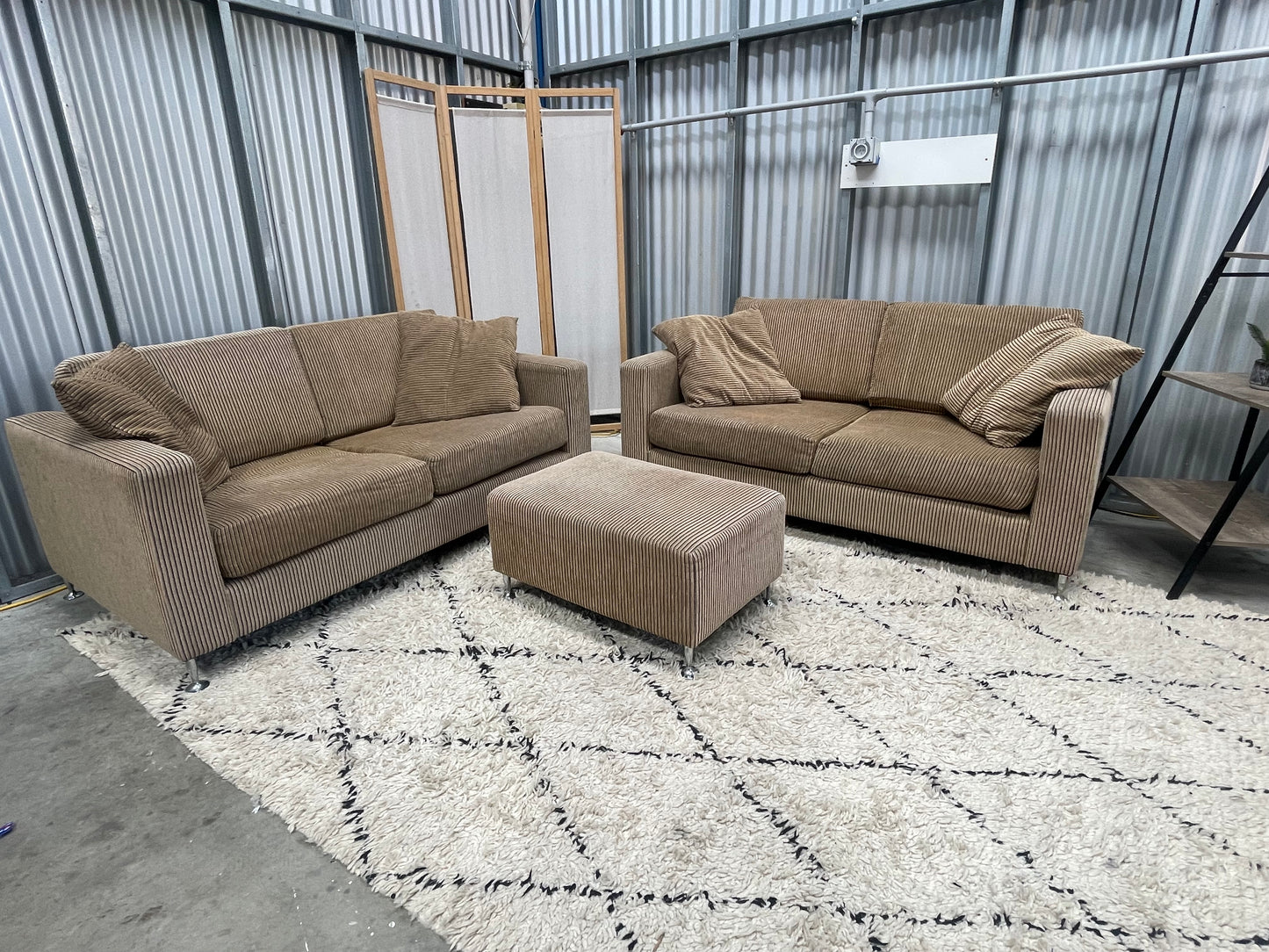 !!!FREE DELIVERY!!! 🚚 📦 Excellent Condition - NZ FORMA BRANDED - Sandstone Brown Patterned Colour - 2 + 2 + Ottoman Lounge Suite