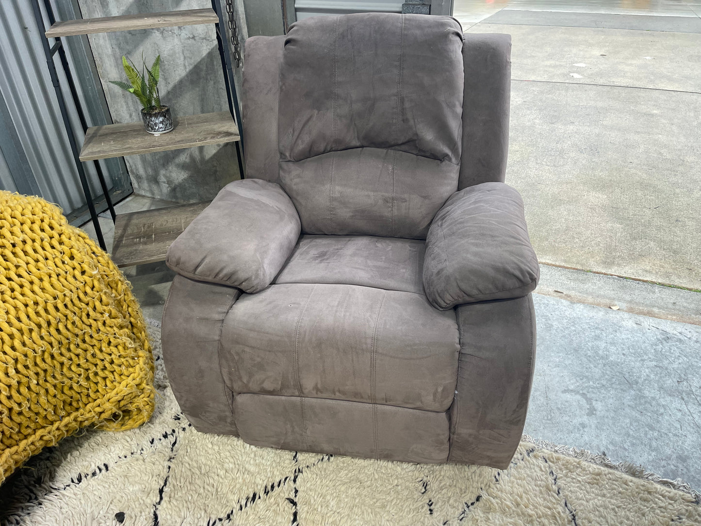 GREAT CONDITION 2x SINGLE RECLINER + 3 SEATER 
LOUNGE SUITE