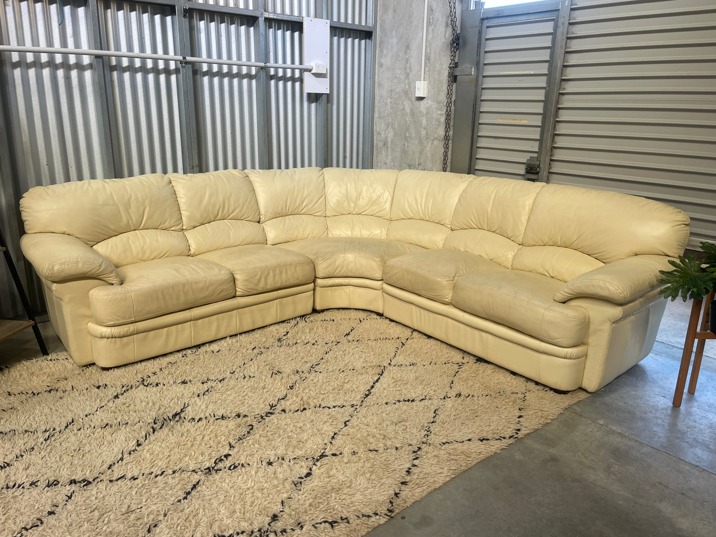 GREAT CONDITION 
GENUINE LEATHER
5 Seater Corner Lounge Suite