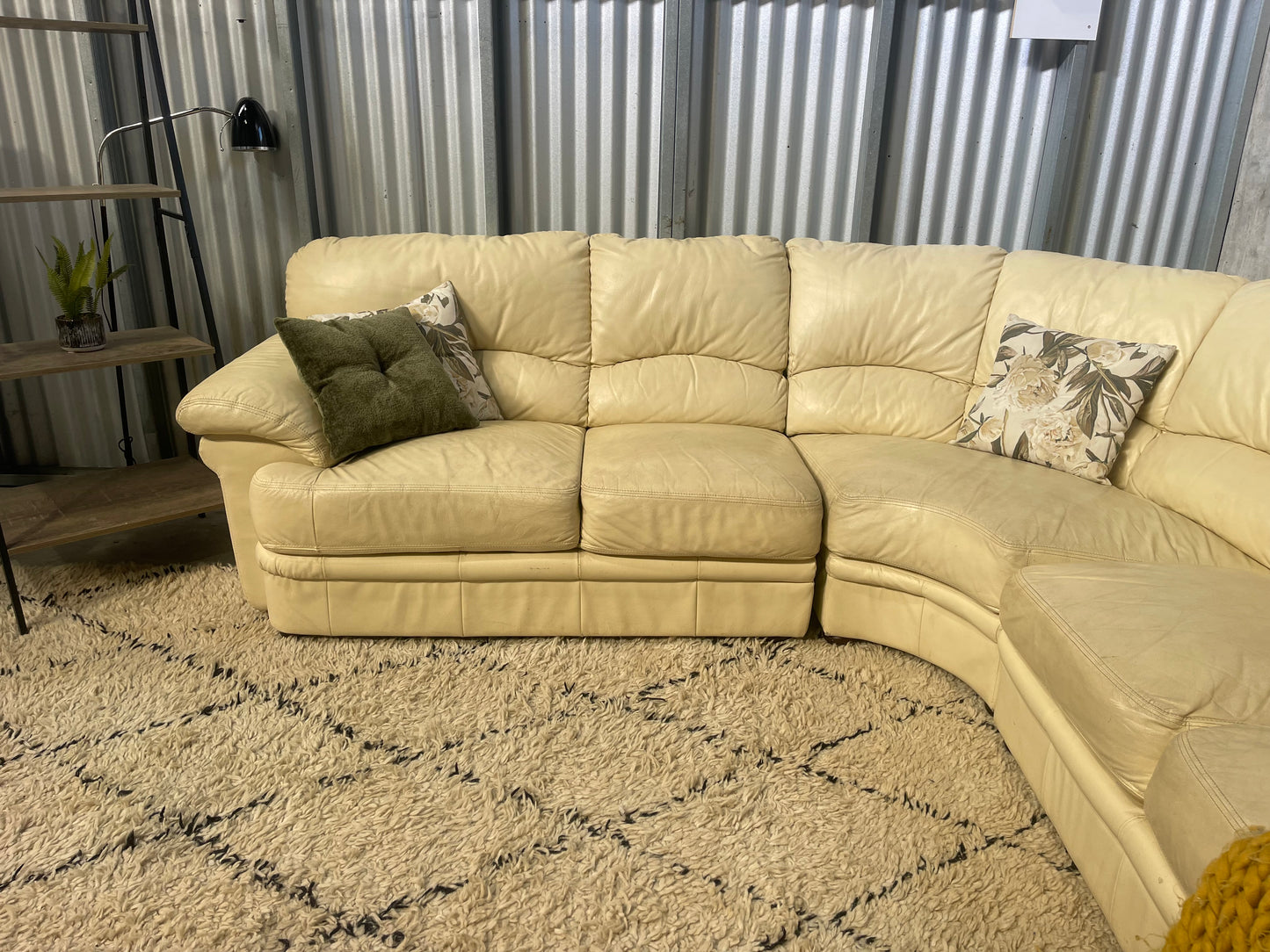 GREAT CONDITION 
GENUINE LEATHER
5 Seater Corner Lounge Suite